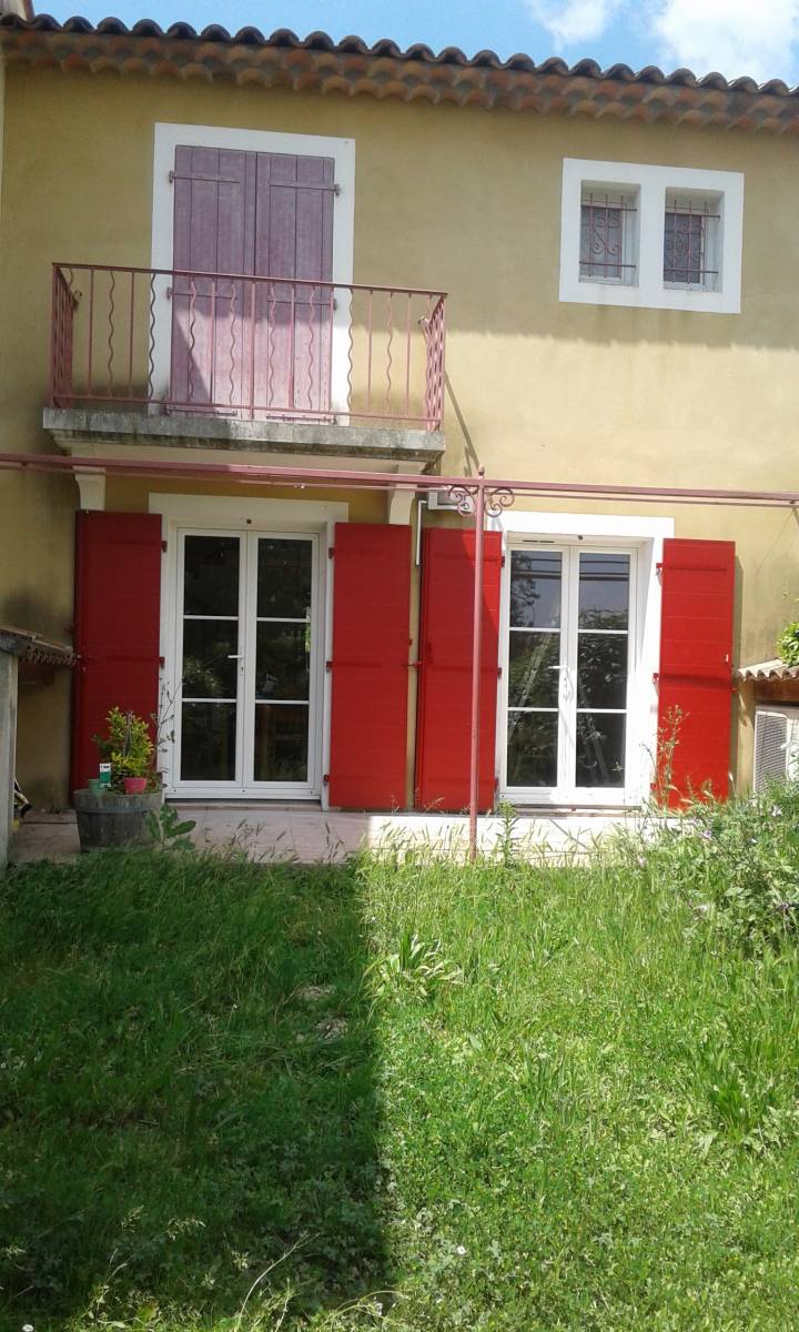 Fermeture par volets alu laqués rouge à Nîmes