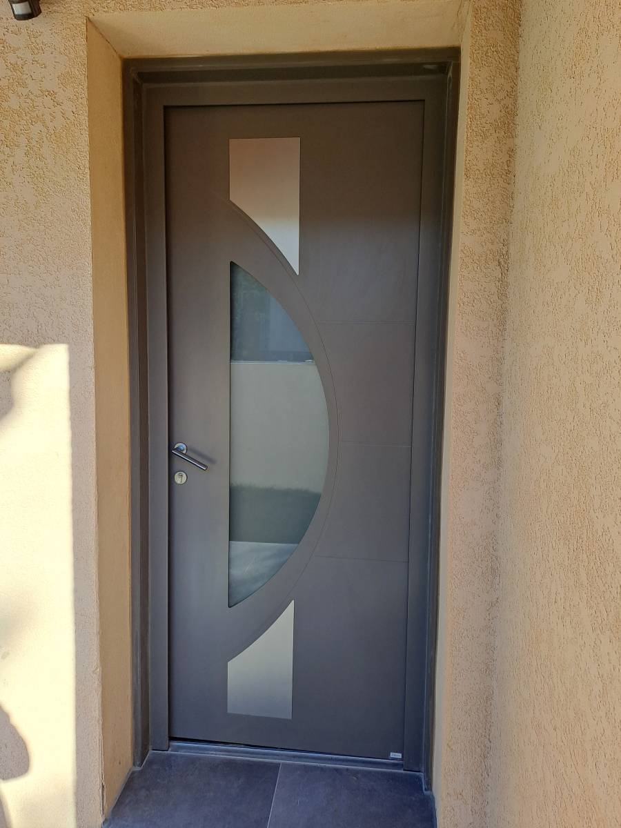 Remplacer et rénover sa porte d'entrée à Sommières, dans le Gard près de Nîmes