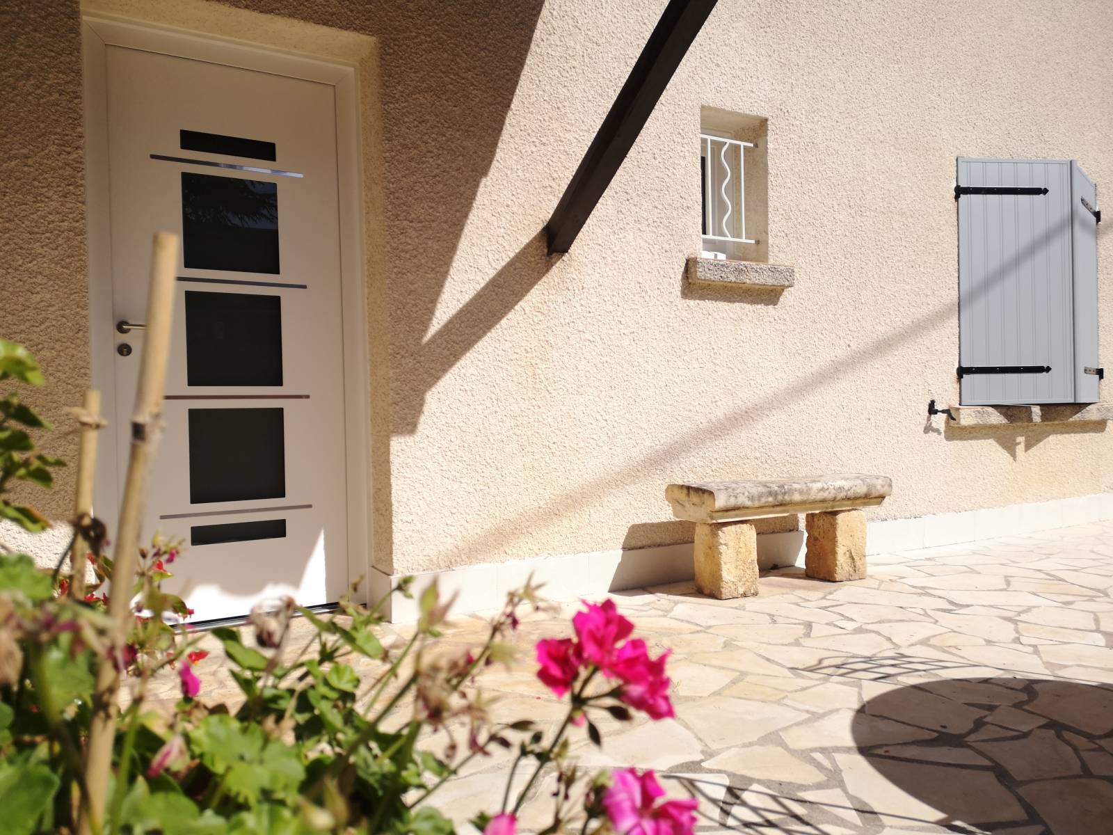 Porte d'entrée en rénovation à Montpellier