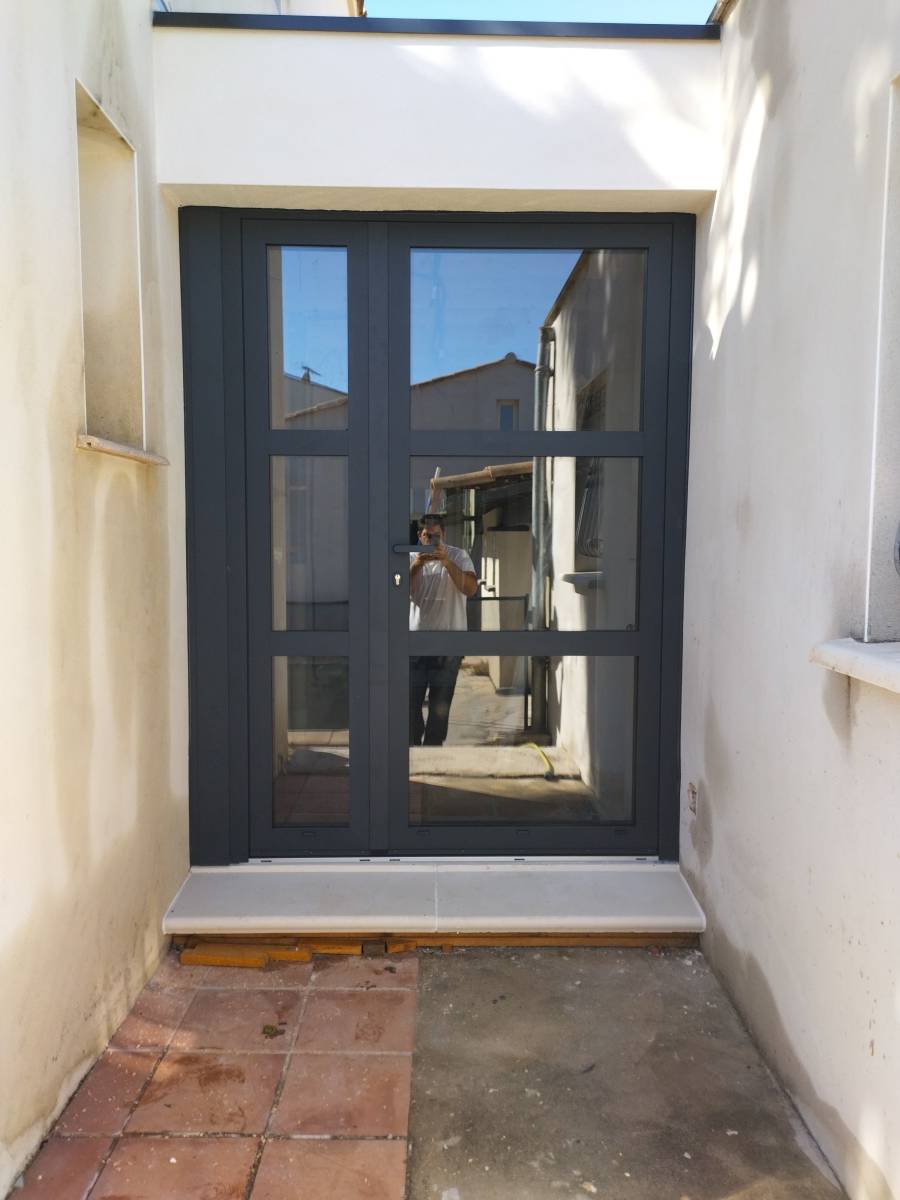Comment fermer sa terrasse ou son porche d'entrée avec une menuiserie à Aigues-Mortes ou au Grau-du-Roi ?