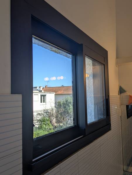 Remplacer ses vieilles menuiseries par des menuiseries en aluminium moderne, à Nîmes dans le Gard