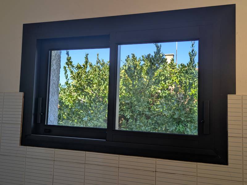 Remplacer ses vieilles menuiseries par des menuiseries en aluminium moderne, à Nîmes dans le Gard
