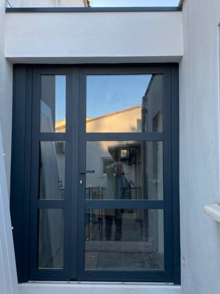 Comment fermer sa terrasse ou son porche d'entrée avec une menuiserie à Aigues-Mortes ou au Grau-du-Roi ?