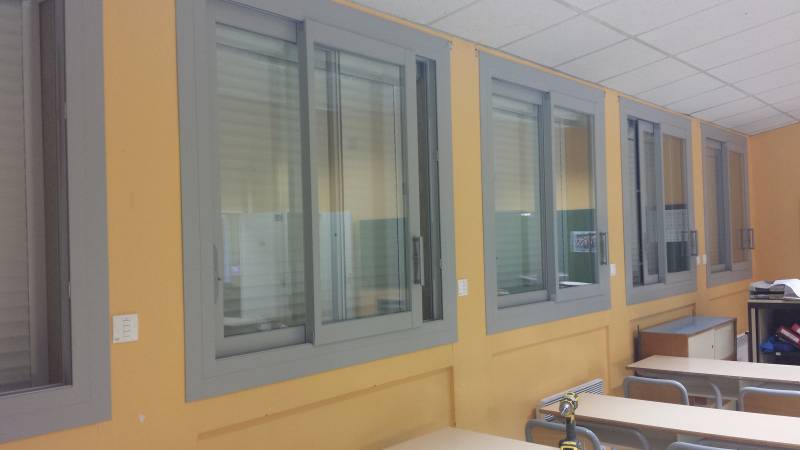 Pose de menuiseries aluminium coulissantes rénovées dans une école à Lavérune