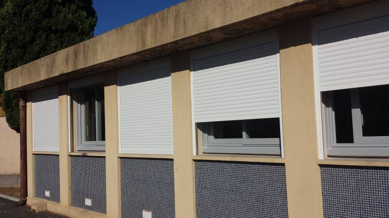 Façade équipée de volets roulants rénovation