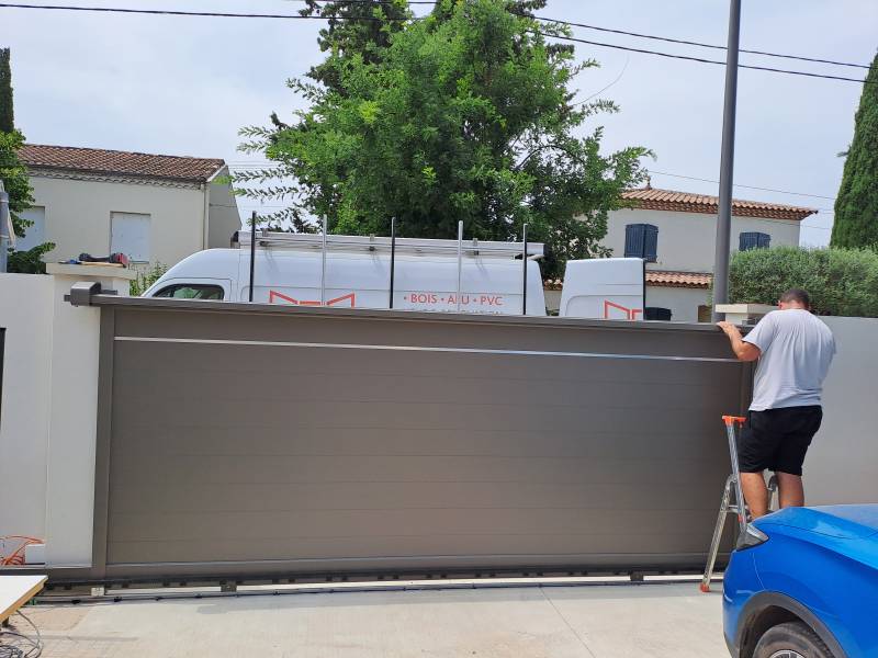 Installation du portail aluminium motorisé au Grau du Roi près d'Aigues Mortes
