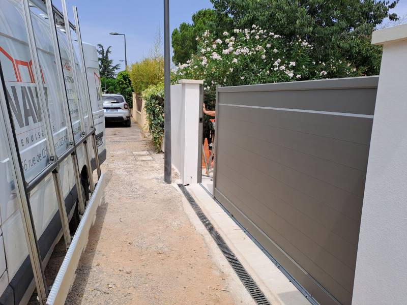 Pose d'un portail en aluminium dans le Gard