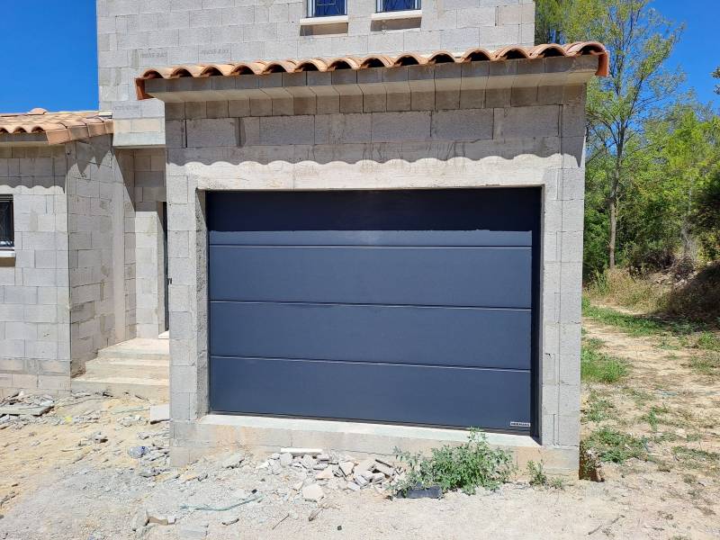 Pose d'un garage motorisée dans l'Hérault