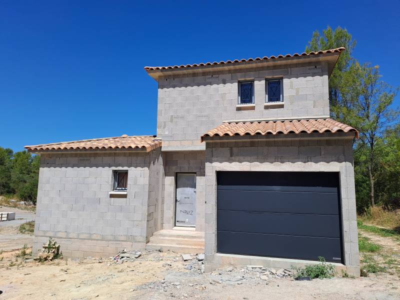 Installer une porte de garage sectionnelle à Castries