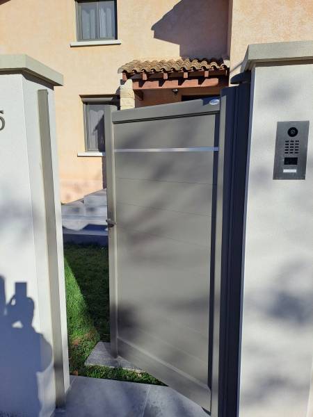 Portillon avec gâche électrique assorti au portail dans le Gard