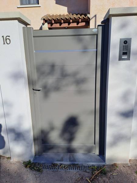 Portillon de clôture en aluminium laqué 7039 dans le Gard