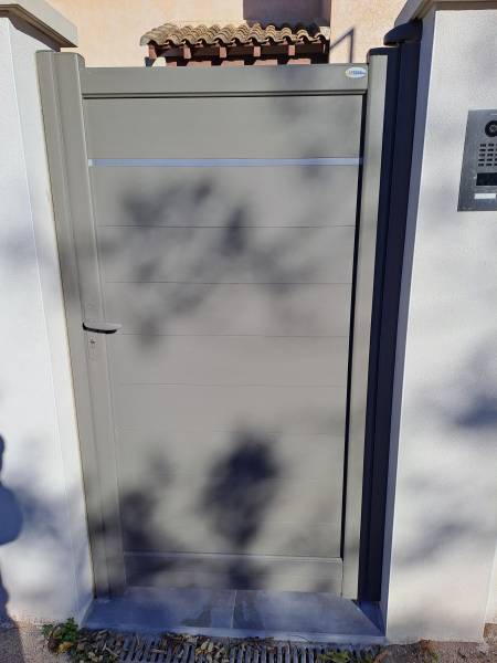 Portillon Bise avec liseré inox près de Nîmes dans le Gard