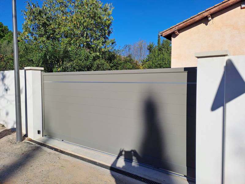 Portail de clôture en aluminium 7039 au Grau du Roi