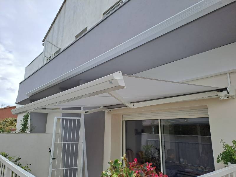 Installer un store banne motorisé sur une terrasse à Aigues Mortes près de Nîmes dans le Gard