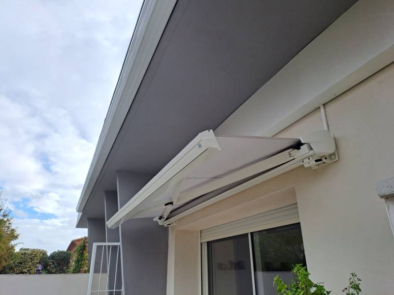 Installer un store banne motorisé sur une terrasse à Aigues Mortes près de Nîmes dans le Gard
