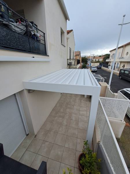 Installation d'une pergola bioclimatique adossée avec lames orientables en aluminium au Grau du Roi près de Nîmes