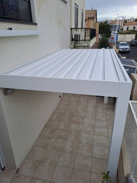 Installation d'une pergola bioclimatique adossée avec lames orientables en aluminium au Grau du Roi près de Nîmes