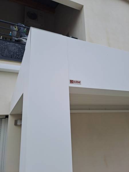 Installation d'une pergola bioclimatique adossée avec lames orientables en aluminium au Grau du Roi près de Nîmes