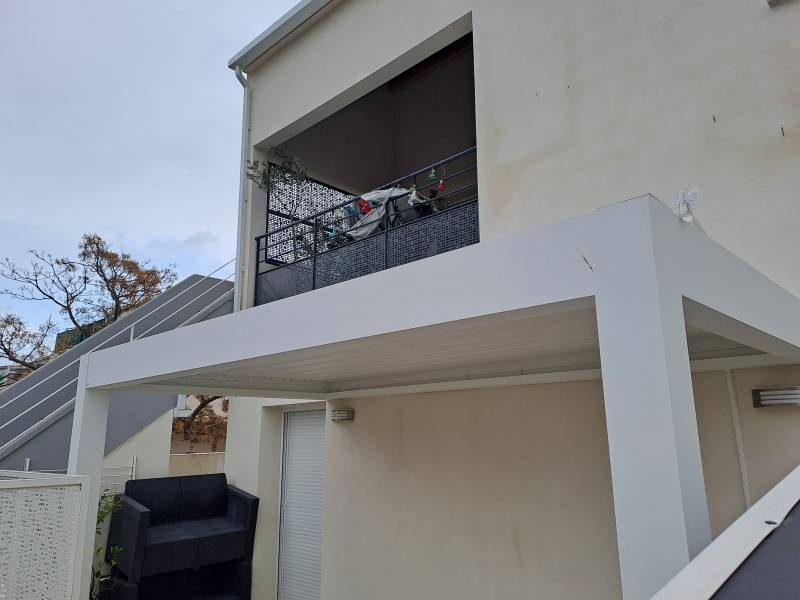 Installation d'une pergola bioclimatique adossée avec lames orientables en aluminium au Grau du Roi près de Nîmes