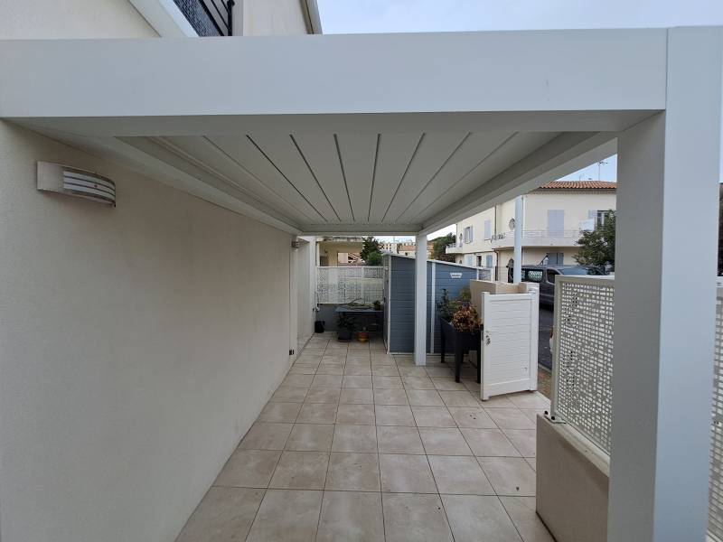 Installation d'une pergola bioclimatique adossée avec lames orientables en aluminium au Grau du Roi près de Nîmes