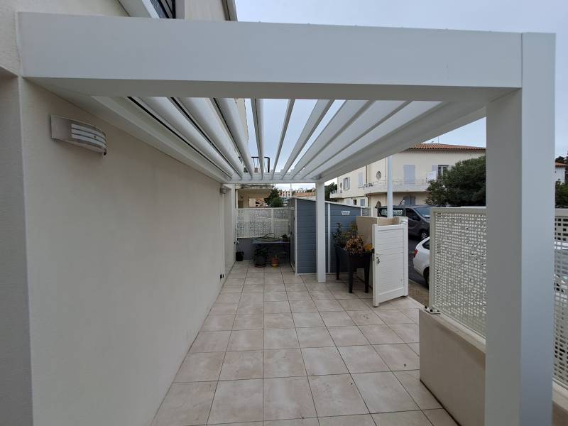 Installation d'une pergola bioclimatique adossée avec lames orientables en aluminium au Grau du Roi près de Nîmes