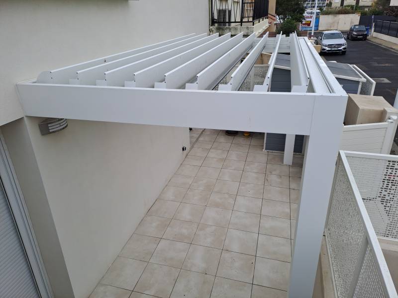 Installation d'une pergola bioclimatique adossée avec lames orientables en aluminium au Grau du Roi près de Nîmes
