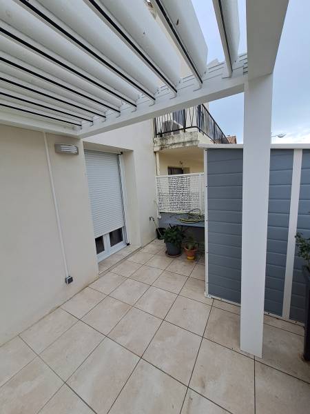 Installation d'une pergola bioclimatique adossée avec lames orientables en aluminium au Grau du Roi près de Nîmes