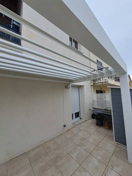 Installation d'une pergola bioclimatique adossée avec lames orientables en aluminium au Grau du Roi près de Nîmes