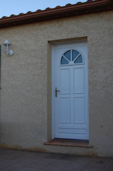 Porte d'entrée avant rénovation vue de l'extérieur