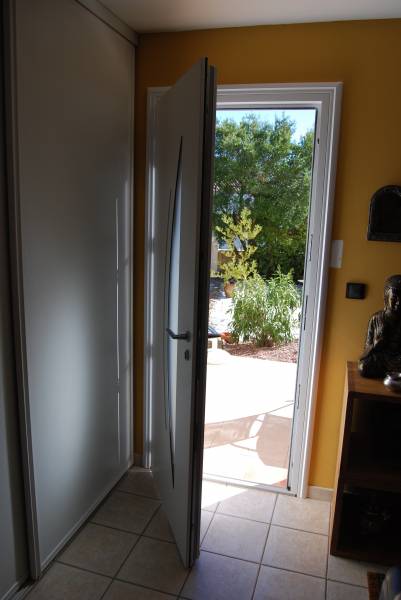 Vue de la porte depuis l'intérieur avec épaisseur du panneau aluminium