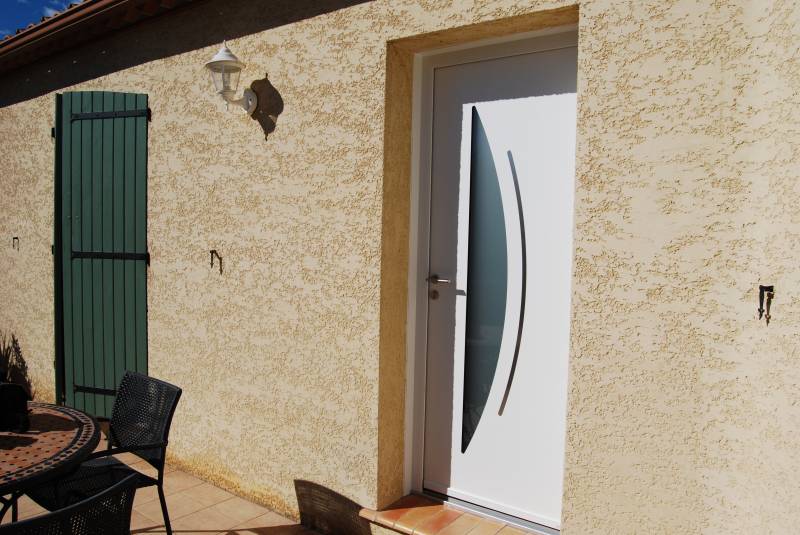 Façade de la maison après rénovation de la porte d'entrée