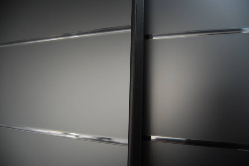 Détail du placard avec verre laqué anthracite ciselé et du profil esquisse sablé graphite