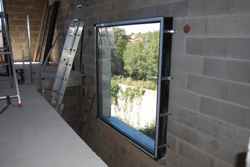 Installer menuiseries grises anthracite entre Nîmes et Lunel