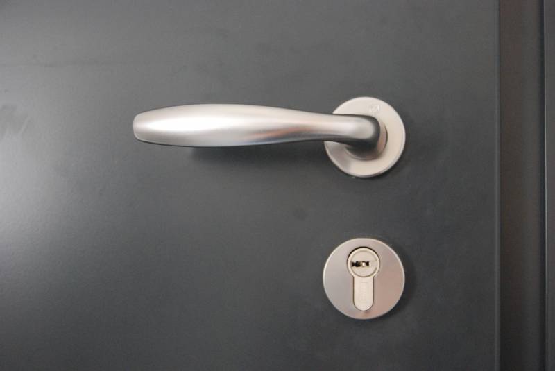 Détail de la poignée sur rosaces avec barillet de sécurité à Villetelle