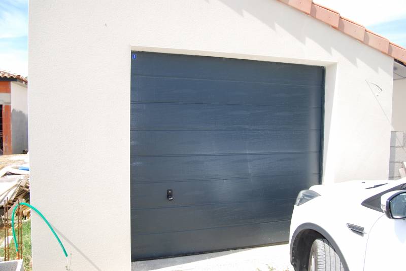 Pose d'une porte de garage sectionnelle Woodgrain 7016 rainures M dasn l'Hérault