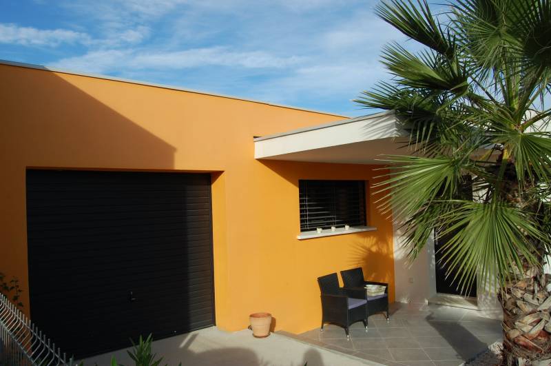 Porte de garaga basculante et brise-soleil