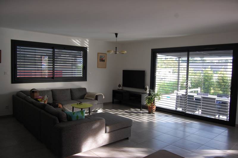 Salon avec deux brise-soleils