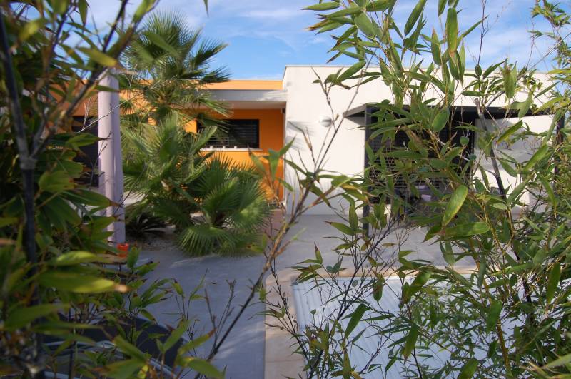 Terrasse avec brise-soleils