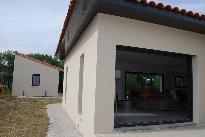 Fourniture et pose de menuiseries baies vitrées et fenêtres aluminium coloris gris anthracite aux Matelles, près de Montpellier