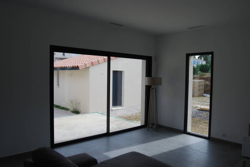 Fourniture et pose de menuiseries en aluminium anthracite dans l'Hérault