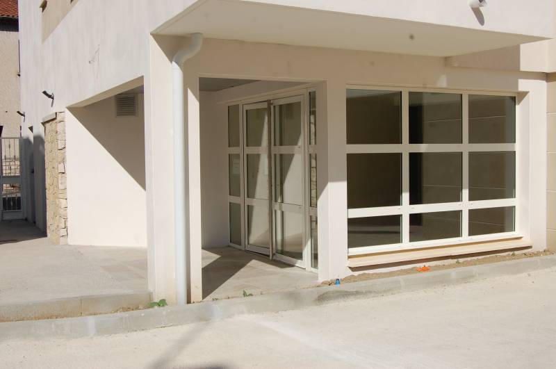 Porte d'entrée d'immeuble laquée blanche à Nîmes