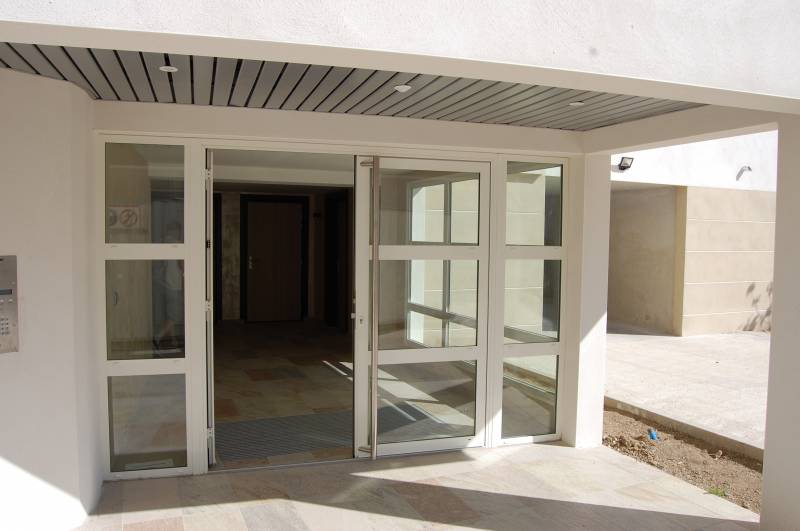 Pose d'une porte d'entrée à Nîmes