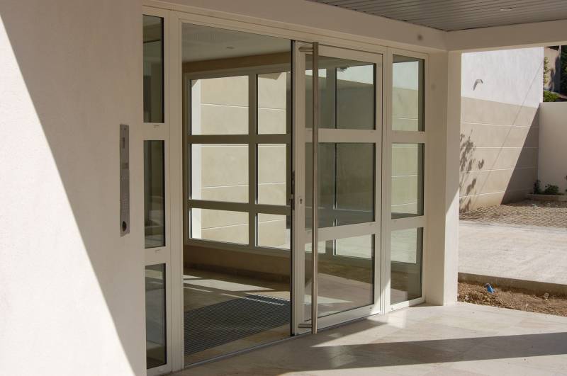 Porte d'entrée et châssis fixe latéral à Nîmes