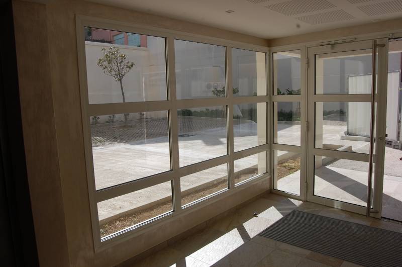 Fourniture et pose d'un ensemble porte d'entrée et châssis fixe en aluminium blanc