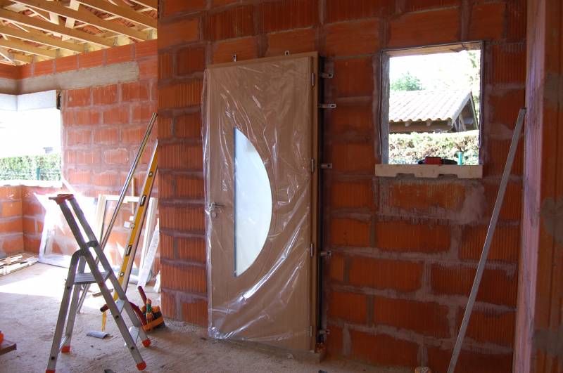 Pose d'une porte d'entrée mixte (bois intérieur, alu extérieur)