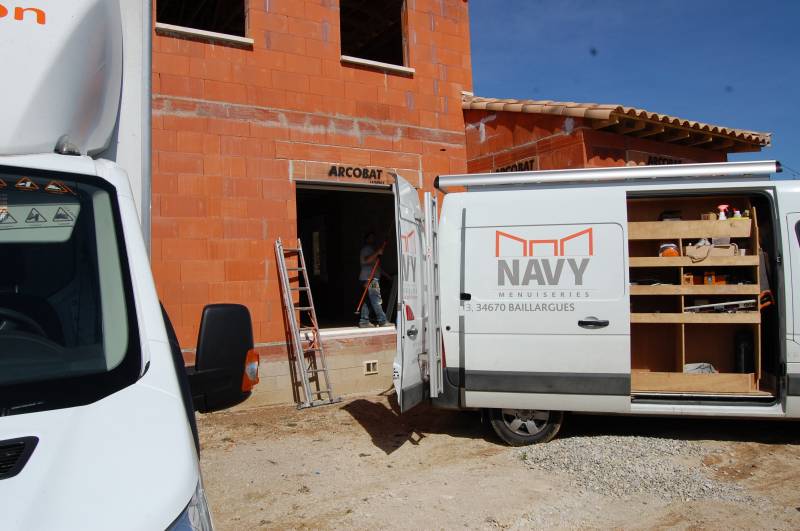 Livraison de menuiseries aluminium blanches à Saint-Drézéry