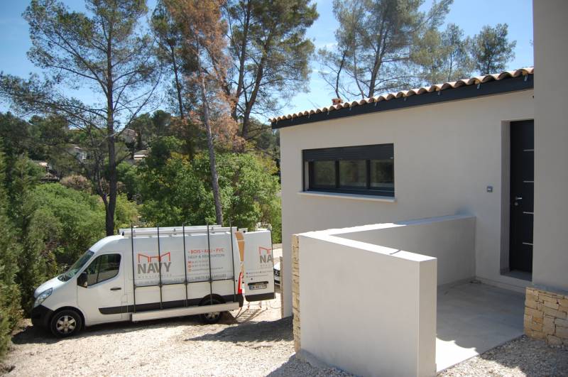Pose menuiseries coloris gris anthracite 7016