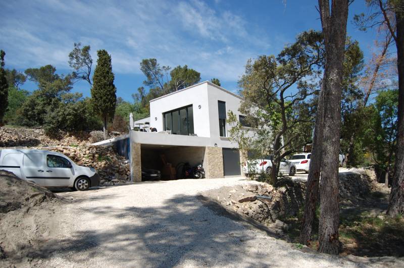Pose de menuiseries sur une villa neuve à Nîmes
