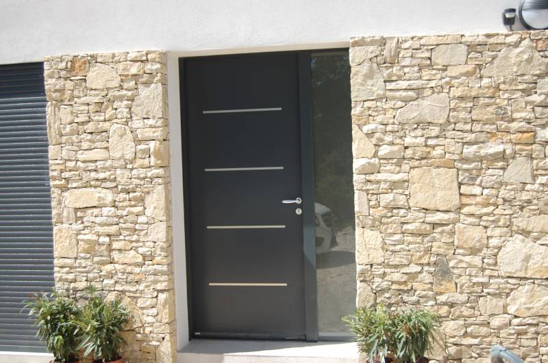 Pose d'une porte d'entrée en acier