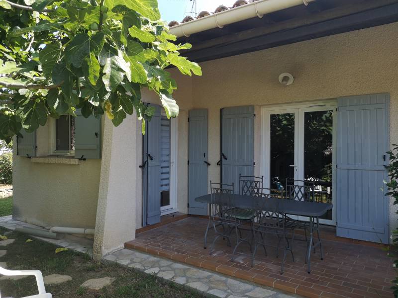 Terrasse avec volets battants aluminium à Baillargues